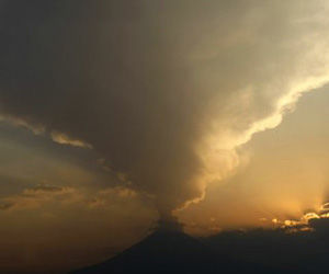 Elevan nivel de alerta por actividad de volcán Popocatépetl en México