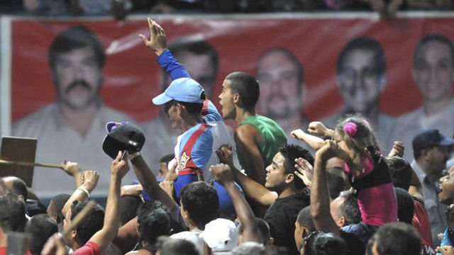 El público tomó el terreno al concluir el partido para celebrar junto a los peloteros. Foto: Ismael Francisco/Cubadebate