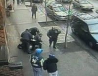 Brutalidad de la Polícia de Nueva York. Imagen: screenshot /bronx.ny1.com/