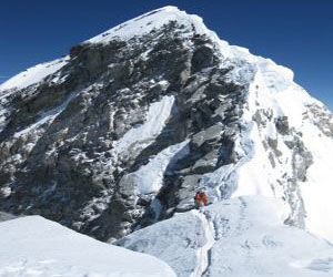 Japonesa de 73 años alcanzó la cima del Everest