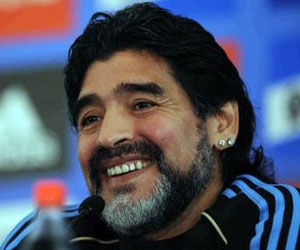 Maradona seguirá como DT del club emiratí Al-Wasl