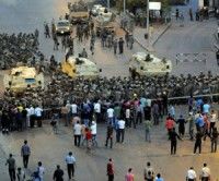 Persiste tensión en El Cairo tras expirar toque de queda