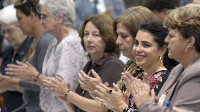 Familiares de Los Cinco Héroes Cubanos prisioneros en los Estados Unidos, en la clausura del VII Congreso de la Unión Nacional de Juristas de Cuba, en el Palacio de las Convenciones, en La Habana, Cuba, el 21 de octubre de 2012. Foto: AIN