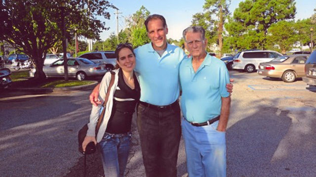 Irmita, Candido y René González, el primero de los Cinco liberados en Estados Unidos, junto a su hija Ivette, después de salir de la prisión de Marianna, en Florida, Estados Unidos, el 7 de octubre de 2011. Foto: AIN