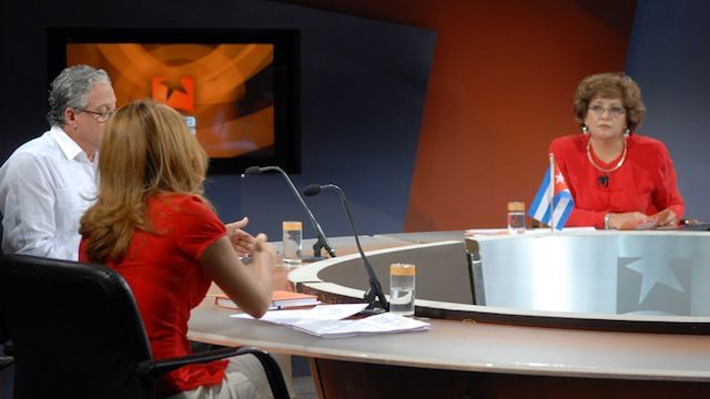 Arleen Rodríguez, la modera, conversa con Cristina Escobar, periodista del Sistema Informativo de la Televisión Cubana, y Luis René Fernández, investigador del Centro de Estudios Hemisféricos.