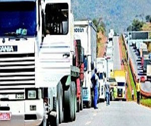 Protesta de camioneros bloquea principal autopista en sureste de Brasil