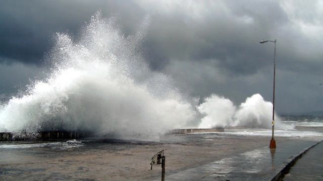 Penetraciones del mar provocadas por la tormenta tropical Isaac, en el paseo del malecón de Baracoa, Granma, el 26 de agosto de 2012.  AIN FOTO/Ariel SOLER COSTAFREDA/