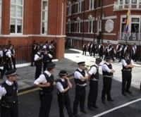 La policía británica rodea el edificio de la embajada de Ecuador en Londres.
