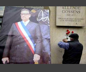 Chilenos reclaman políticas de Salvador Allende a 39 años de su muerte