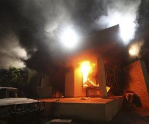El consulado de Estados Unidos en Bengasi en llamas
