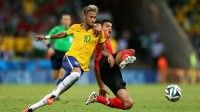 Neymar de Brasil es desafiado por Francisco Javier Rodríguez, de México