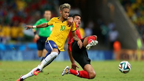 Neymar de Brasil es desafiado por Francisco Javier Rodríguez, de México