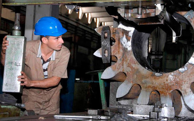 Trabajador en plena faena en la Planta Mecánica en Villa Clara