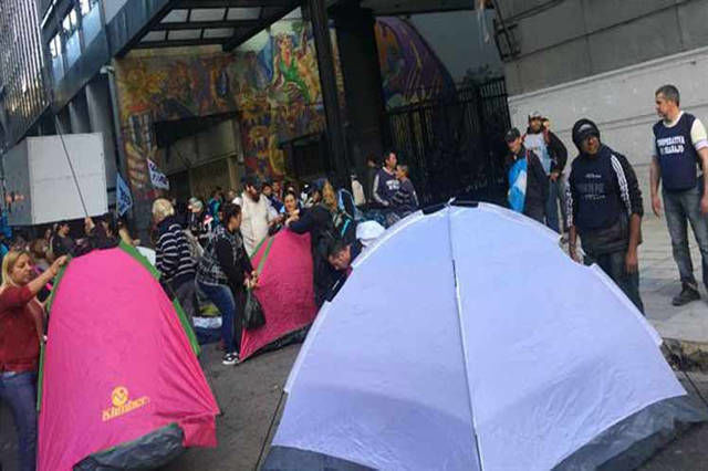 Educadores argentinos acampan frente al Ministerio de Educación