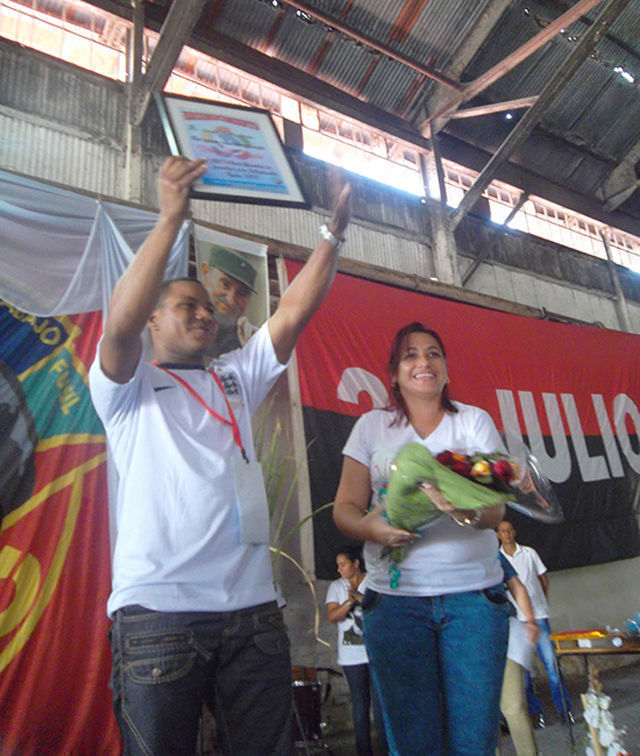 Erney Pérez Peña, del central avileño de Primer de Enero, levanta el diploma que lo acredita como el primer delegado de Cuba al XIX Festival Mundial de la Juventud y los Estudiantes 