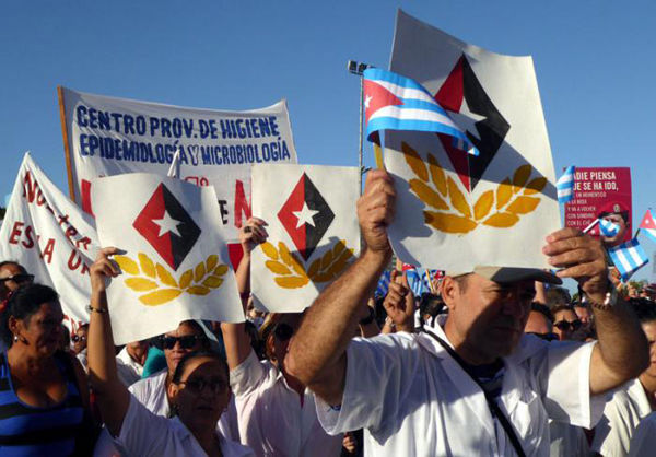 Fidel estuvo en la Plaza de la Revolución Mayor General Calixto García y desfiló junto a más de 200 000 compatriotas. Foto: Germán Veloz Placencia