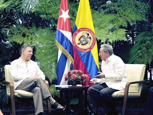 Presidente de Cuba Raúl Castro y su homólogo colombiano Juan Manuel Santos