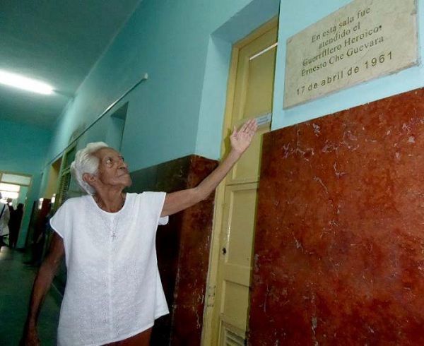 Olga muestra la tarja frente a la habitación en la que veló por la salud del Che. Foto:Ronald Suárez Rivas