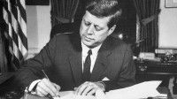 El presidente de EE.UU., John F. Kennedy, firma el bloqueo naval contra Cuba, 1962.