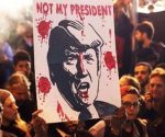 «No es mi presidente», se lee en este cartel en una manifestación en Estados Unidos contra las políticas de Donald Trump. Foto: CNBC