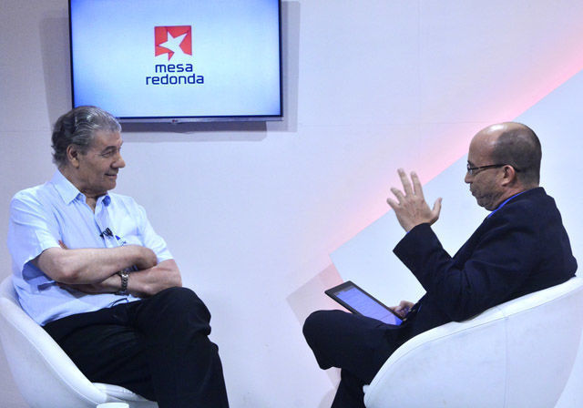 En la Mesa Redonda conversando con el periodista uruguayo Víctor Hugo Morales Pérez, quien visitó La Habana con motivo de la XXVII Feria Internacional del Libro.