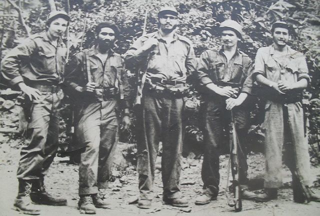 De izquierda a derecha, Raúl Castro, Juan Almeida, Fidel Castro, Ramiro Valdés y Ciro Redondo.