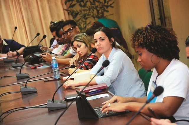 Jóvenes periodistas cubanos en su afán diario de informar al pueblo