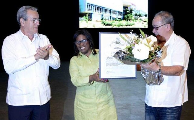 Diana Sedal, rectora de la institución, recibió el diploma de manos de José Ramón Saborido, titular del ministerio de Educación Superior