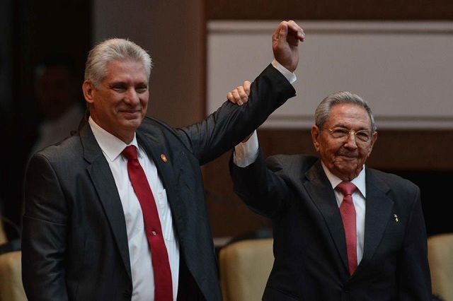 Raúl Castro Ruz junto a Miguel Díaz-Canel Bermúdez quien es elegido presidente del Consejo de Estado y del Consejo de Ministros. Foto: ACN
