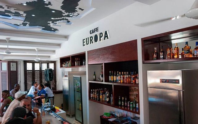 A menos de un mes de su reapertura, el Café Europa —con un salón de 40 plazas y una barra de 16—, constituye uno de los sitios mejor acogidos de la ciudad, tanto por visitantes extranjeros como locales. (Foto: SMB)