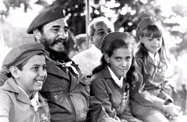 Fidel y los pioneros de cuba. Tomada del sitio Fidel soldado de las ideas 