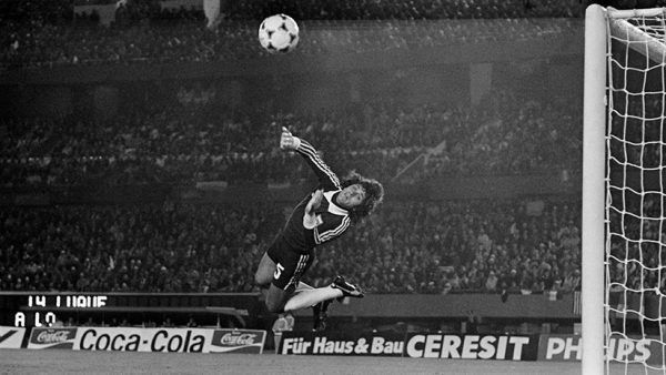 Ubaldo Fillol despeja un tiro a marco de Francia en el Mundial. Buenos Aires, Argentina, 6 de junio de 1978