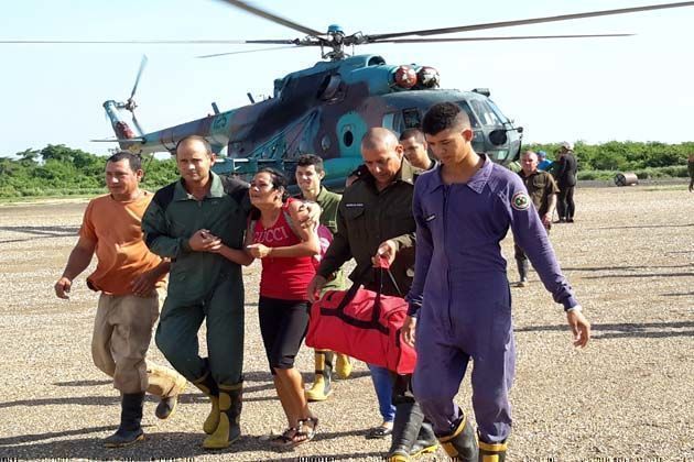 Jóvenes del Comando Provincial de Bomberos y de las Fuerzas Armadas Revolucionarias protagonizaron el rescate por vía aérea. Foto: Víctor Valdés