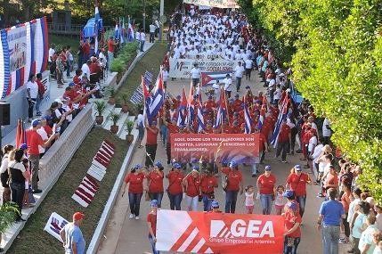 Cubanos en la Provincia de Artemisa desfilando por la Unidad, Compromiso y Victoria