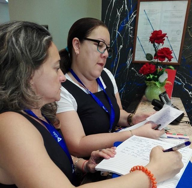 Trabajadoras de ETECSA en el Hotel Tulipán donde se alojan los familiares de las víctimas del accidente aéreo.