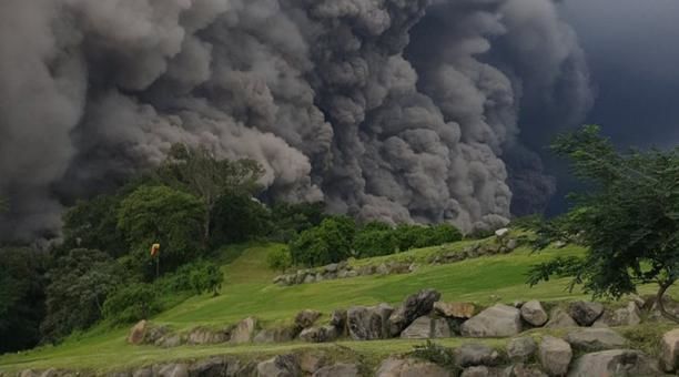 La nube de ceniza volcánica llegada desde Guatemala amenaza hoy los niveles satisfactorios de calidad del aire en San Salvador. Foto: Twitter Sismologia Mundial