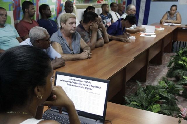 Debate sobre Proyecto de Constitución de la República en el colectivo obrero de la UEB Augusto César Sandino, en el Cerro, en La Habana, Cuba, el 20 de agosto de 2018.