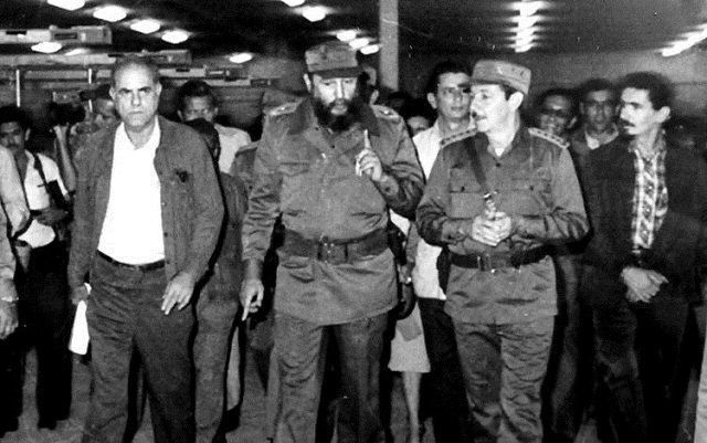 Ramiro acompañando a Fidel y Raúl en la inauguración de la Textilera de Villa Clara, el 2 de diciembre de 1979. Foto: Archivo del Periódico Vanguardia