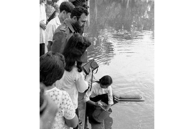 Fidel en el lago donde el presidente solía alimentar a las carpas