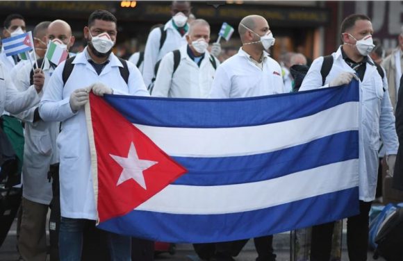 Cuba ha mandado brigadas médicas a una veintena de países en medio de la pandemia de COVID-19. En la foto de archivo se muestra el arribo de los galenos caribeños a Italia.