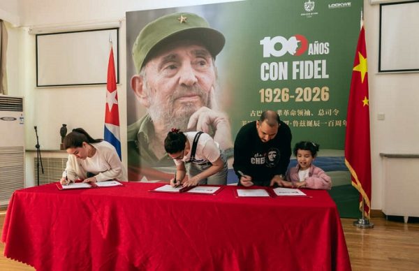 Cubanos en China firman por la Patria y recuerdan victoria de Girón